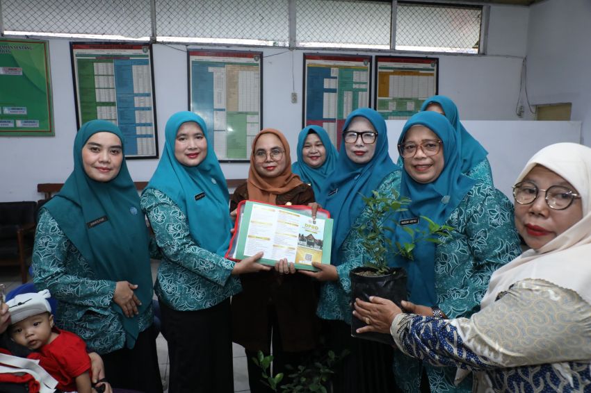Dorong Ekonomi Keluarga dan Hadapi Lomba, Ketua TP PKK Asahan Serahkan Bantuan Usaha ke Poklak Kelurahan Sentang