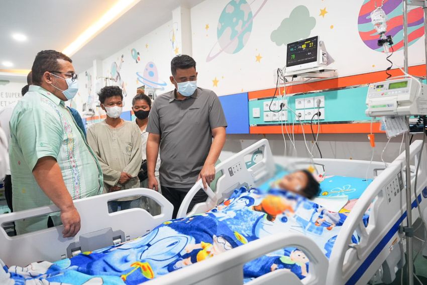 Gubernur Bobby Nasution Jenguk Murid Korban Keracunan MBG Karo di RS Haji, Pastikan Penanganan Hingga Pulih