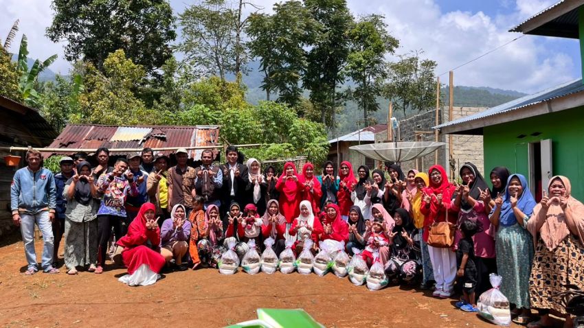 Semarak HUT ke-81 Kemerdekaan RI, GOW Kabupaten Solok Salurkan Bantuan kepada Warga Dusun Kandang Muntuang