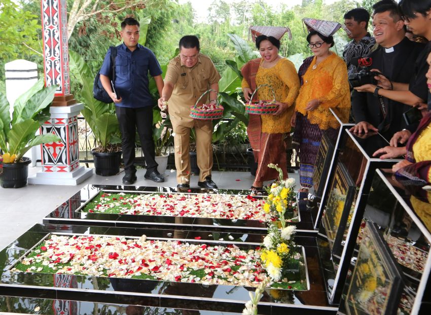 Wali Kota menghadiri Peresmian Renovasi Makam Tokoh Simalungun dr. Djasamen Saragih Sumbayak, di Aman Raya Kabupaten Simalungun