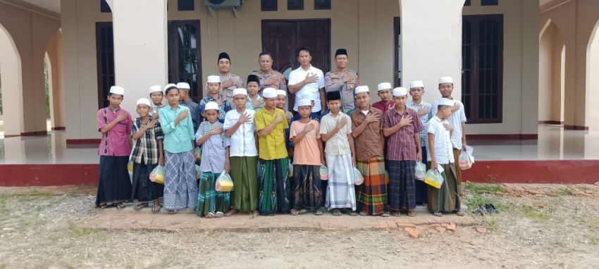 Polres Padang Lawas Dekat dengan Santri, Santunan Anak Yatim Warnai Silaturahmi di Masjid Al Amanah