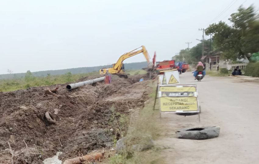 Proyek Pipa Gas Dumai&ndash;Sei Mangkei Dikritik Warga : Jalan Hancur, Berlumpur, Bahayakan Pengendara