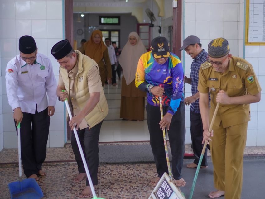 Bupati Solok Buka Kegiatan Bersih-Bersih Masjid di Nagari Cupak