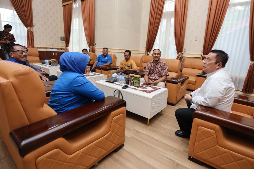 Wali Kota menerima audiensi dan silaturahmi Fakultas Agama Islam UMA Pertemuan berlangsung di ruang kerja wali kota