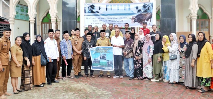 Serahkan Hewan Qurban Bantuan Presiden RI di Masjid Al-Aksho Gunung Malela, Bupati Simalungun Ucapkan Terimakasih*