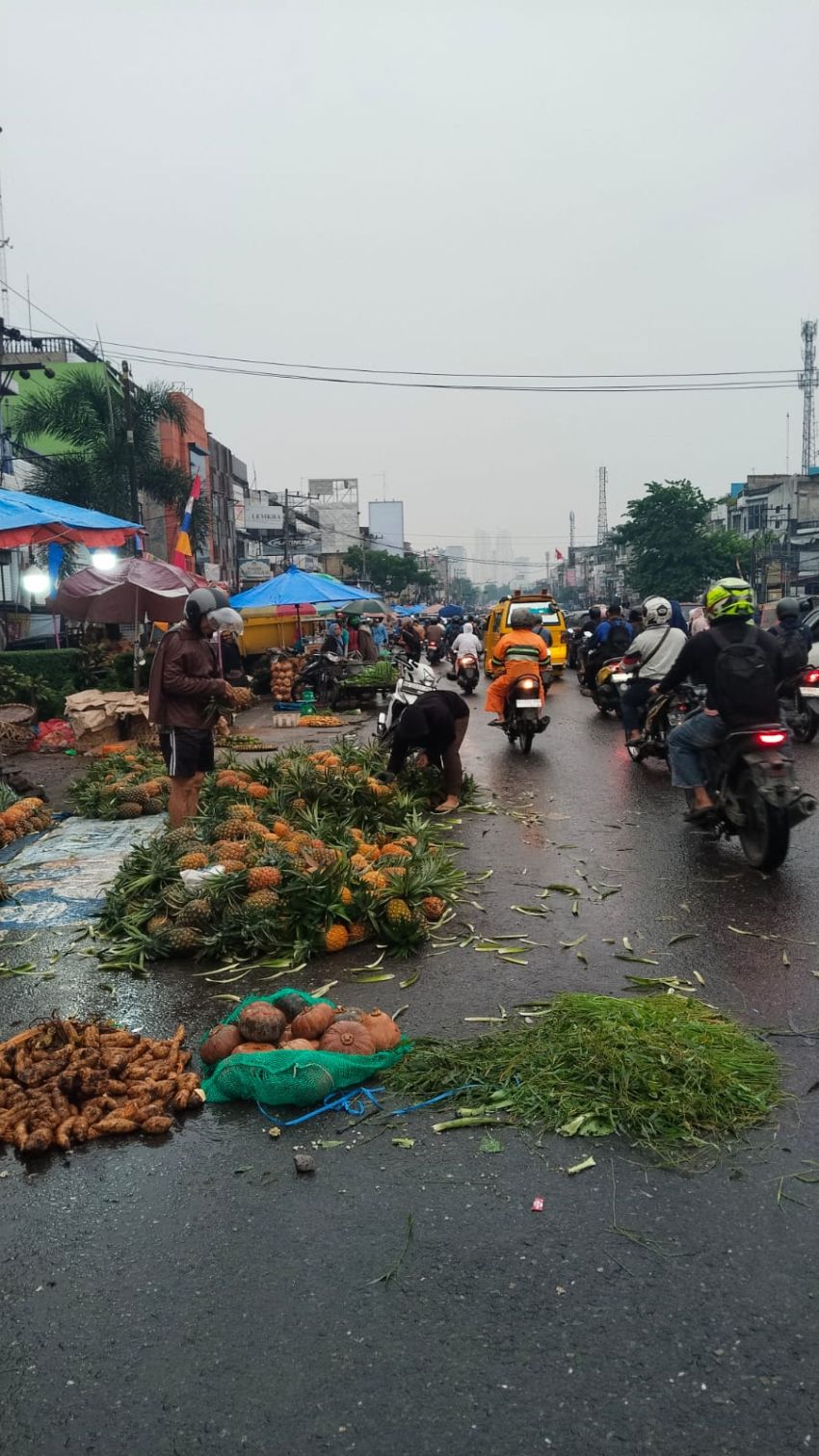 Pasar Kampung Lalang Semrawut, PKL Merajalela dan Lemahnya Satpol PP Medan Disorot