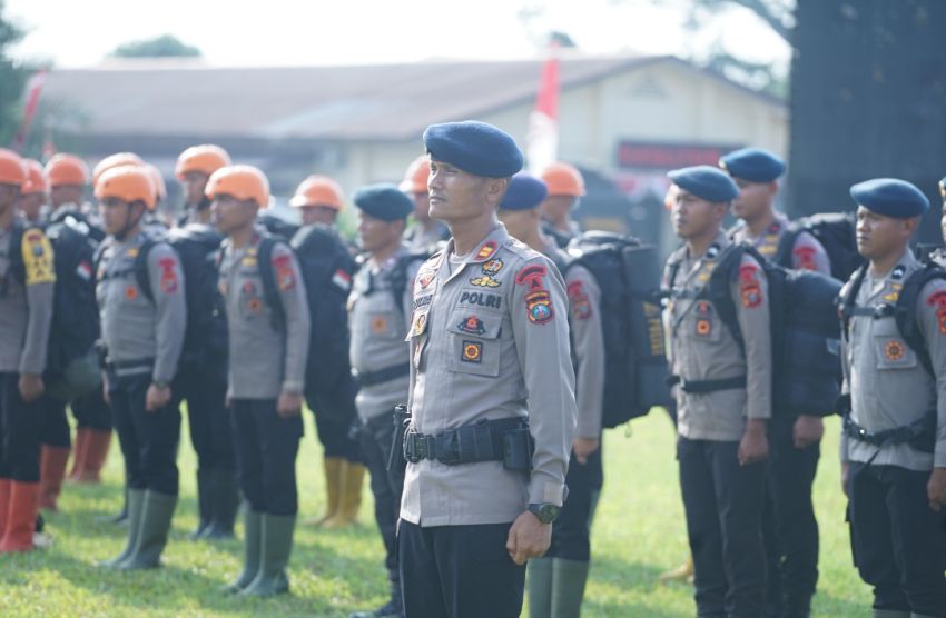 Gunung Sinabung Erupsi, Polda Sumut Siagakan 100 Personel Brimob dan Peralatan Pendukung