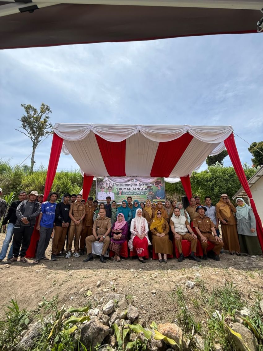 Bunda Lingkungan Hidup Kabupaten Solok Launching Program 1 Rumah 1 Komposter di Alahan Panjang
