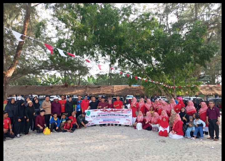 Semarak HUT RI ke-81, Guru dan Jajaran TPI Medan Gelar Makan Bersama dan Lomba Kemerdekaan di Pantai Sri Mersing