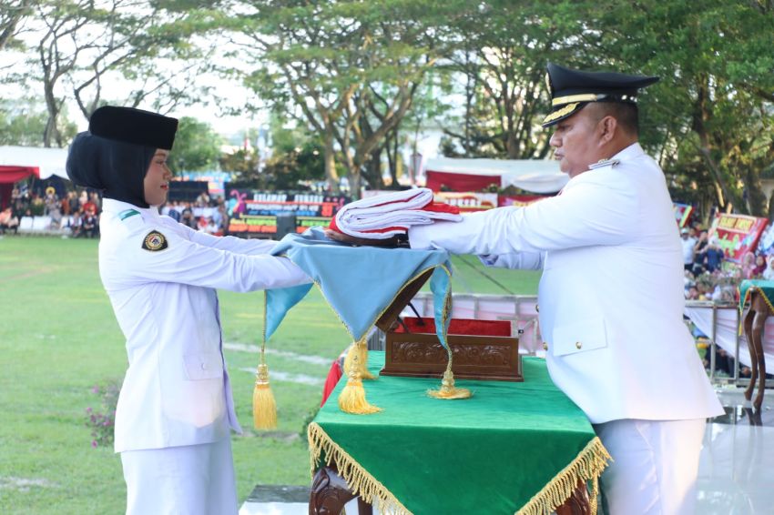 Wakil Bupati Asahan Pimpin Upacara Penurunan Bendera Merah Putih, Beri Penghargaan Desa-Kelurahan-Kecamatan Terbaik