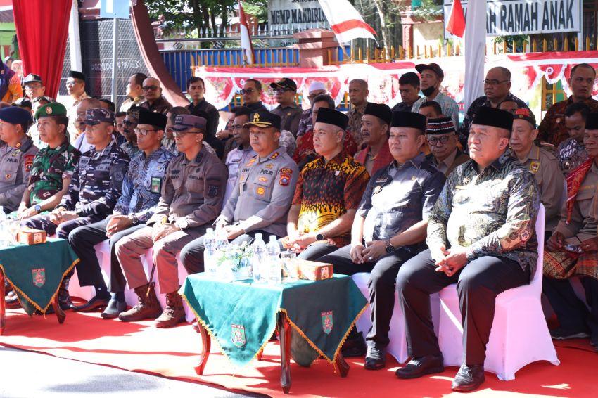 Bupati Asahan Pimpin Gerakan Pembagian Bendera Merah Putih, Tak Ada Sejengkal Tanah yang Lewatkan Menghormati Sang Saka