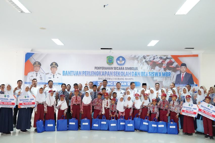 833 Siswa Paluta Dapat Bantuan Pendidikan, Bupati Reski Basyah: Jangan Ada yang Putus Sekolah