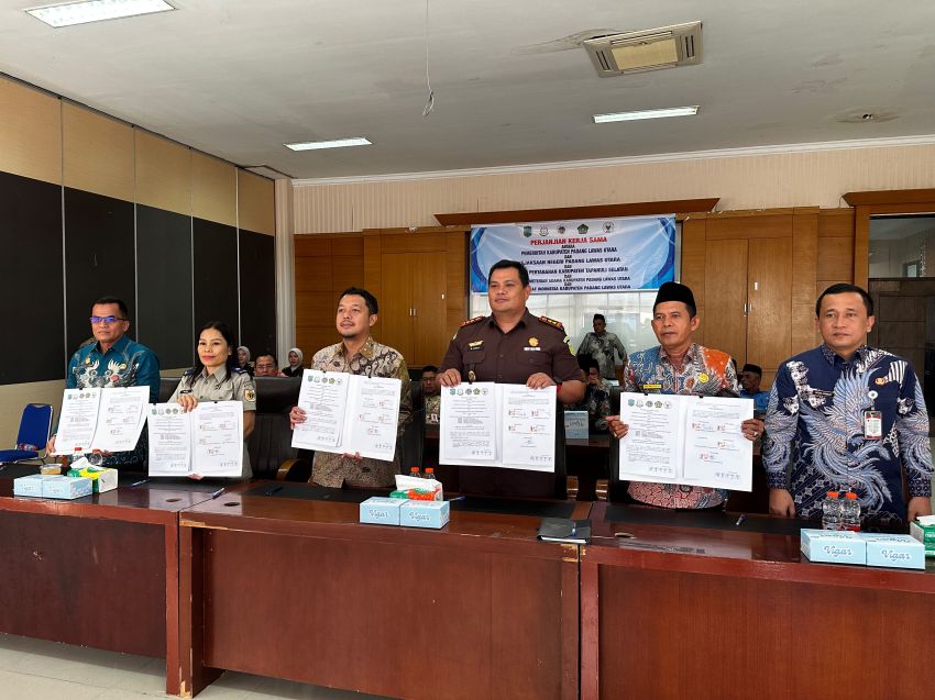 6 Sertifikat Tanah Wakaf Diserahkan, Bupati Paluta Reski Basyah Dorong Legalitas Aset Umat