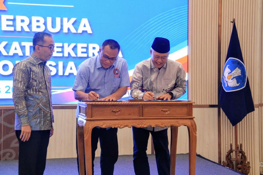 Mendiktisaintek Prof. Brian Yuliarto Saksikan Penandatanganan MOU Antara UT dan KSPSI