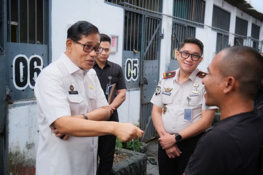 MENJAGA GENERASI, MENOLAK PERSEKUSI
