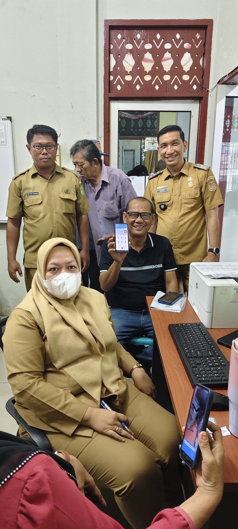 Bersama Warga, Antonius Tumanggor Daftar IKD dan Perlinsos Dikantor Lurah Sei Agul