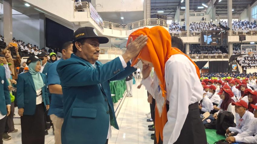 Rektor UNIMED Kukuhkan Mahasiswa Baru Angkatan 2026 Dalam PKKMB Tahun Akademik 2026/2027