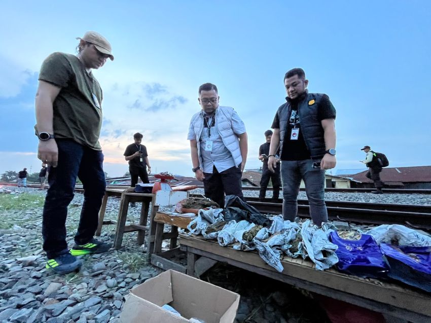 Ratakan Bantaran Rel KA Medan - Kualanamu Sarang Narkoba, Polrestabes Medan Amankan 3 Kg Ganja, Sejumlah Paket Sabu Hingga Beragam Senjata Disita