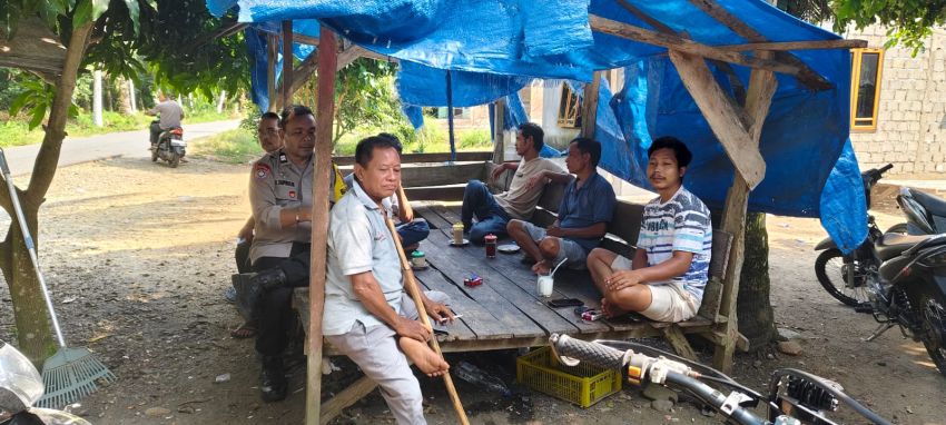 Jumat Curhat Polsek Sosa Sambangi Warung Kopi, Warga Tanjung Botung Bahas Kamtibmas dan Karhutla