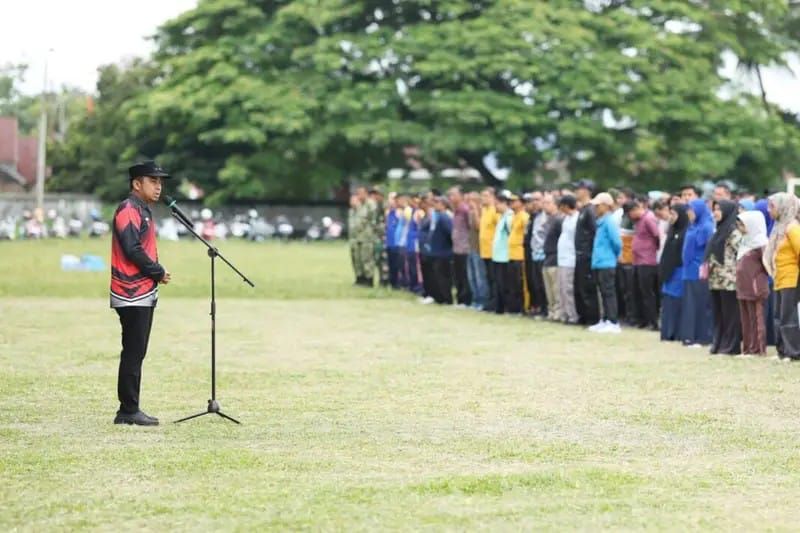Wali Kota Solok Dr. H. Ramadhani Kirana Putra, S.E., M.M, Pimpin Apel Gabungan Sekaligus Membuka Gerakan Gotong Royong Bersama.