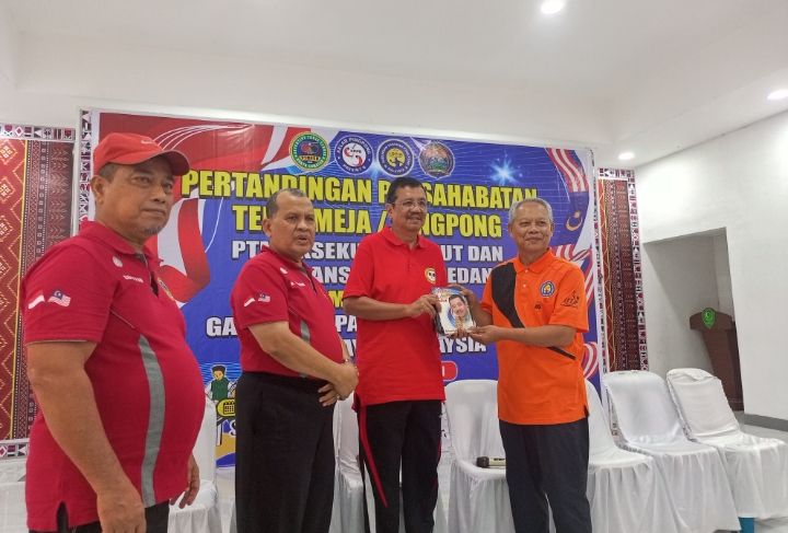 Usai Bertanding, Gubsu ke-17 HT Erry Nuradi Serahkan Cenderamata kepada Gabungan Pimpong Putrajaya Malaysia