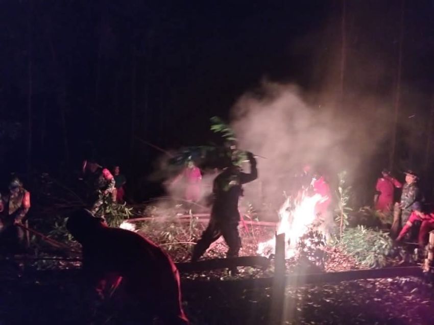 Dua Hektare Terbakar! Babinsa Koramil 0212-09/Sosa dan Warga Berjibaku Lawan Karhutla di PT SRL Palas