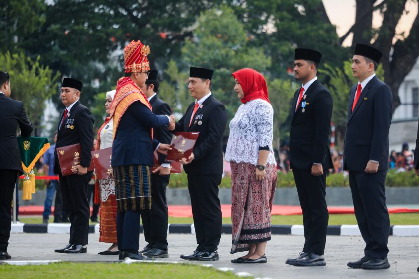 Momen HUT Ke-81 RI, Wali Kota Medan Rico Waas Serahkan Satyalancana Karya Satya dari Presiden RI kepada Kadis Kominfo