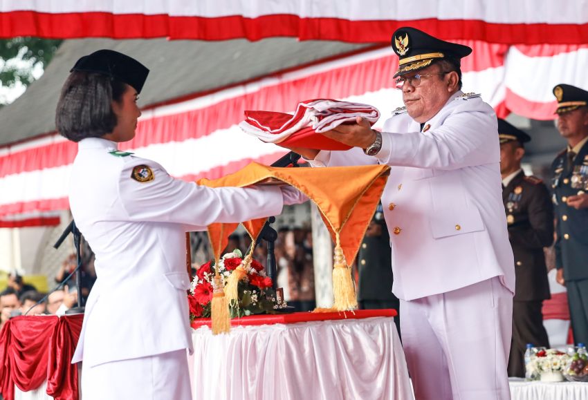 Wali Kota Inspektur Upacara Peringatan Detik-detik Proklamasi, Syalomita Jessica Hasayangan Pardede Bawa Baki Bendera Merah Putih