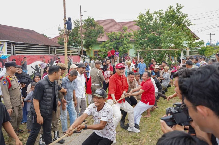 Rico Waas Berbaur Bersama Warga di Gebyar Kemerdekaan Medan Kota, Panjat Pinang Jadi Puncak Semarak dan Keseruan