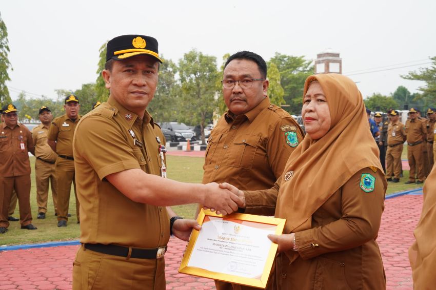 10 ASN Paluta Resmi Pensiun, Pemkab Beri Penghargaan Atas Dedikasi Puluhan Tahun