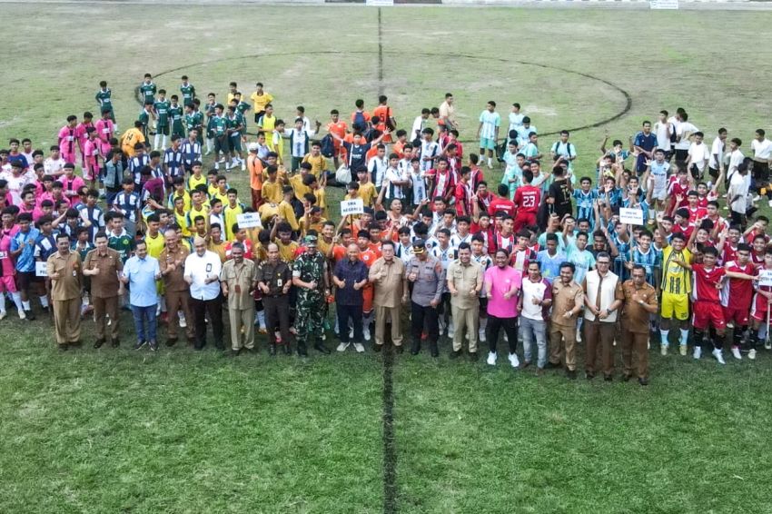 Wali Kota didampingi Unsur Forkopimda melakukan kick off tanda dibukanya Kejuaraan Sepak Bola Antar Pelajar SMA/Sederajat