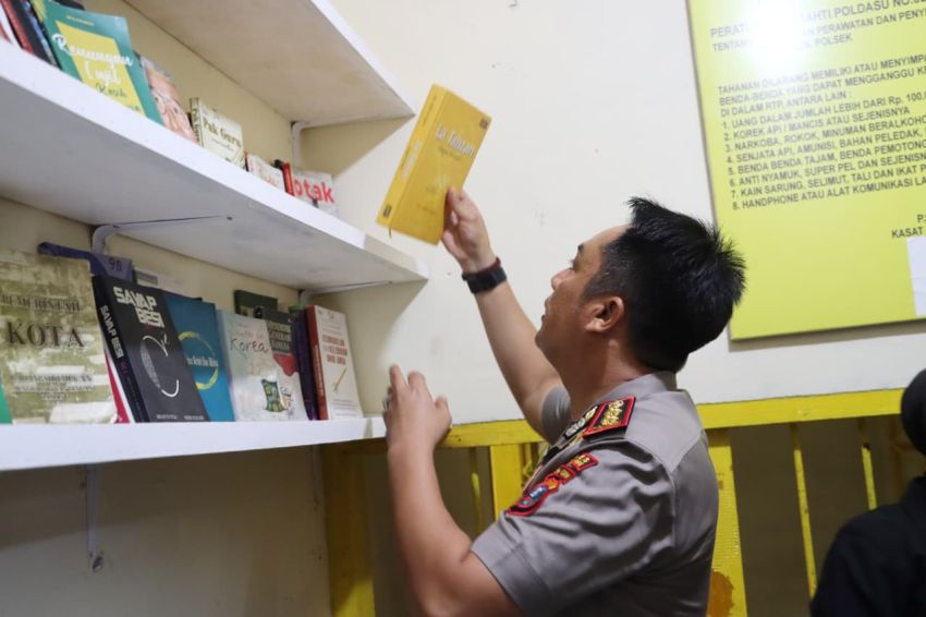 Kapolres Noval Serahkan Buku Bacaan, RTP Polres Padangsidimpuan Kini Punya Perpustakaan Mini