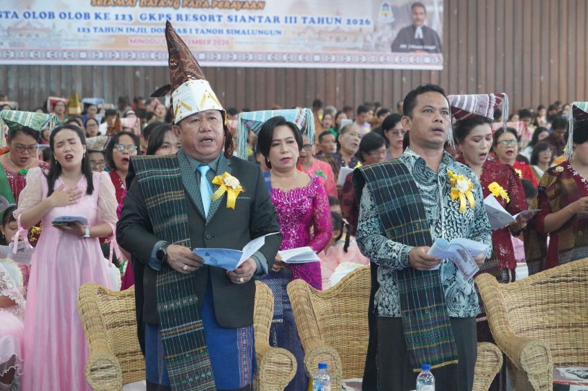 Sekda menghadiri Pesta Olob-Olob GKPS Resort Siantar III, di Aula Universitas HKBP Nommensen