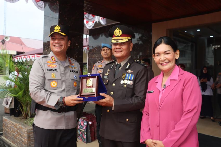 Kapolres Padangsidimpuan AKBP Noval N.G. Desky Lepas Kompol Tommat Saragih, Tradisi Pedang Pora Warnai Purna Bhakti