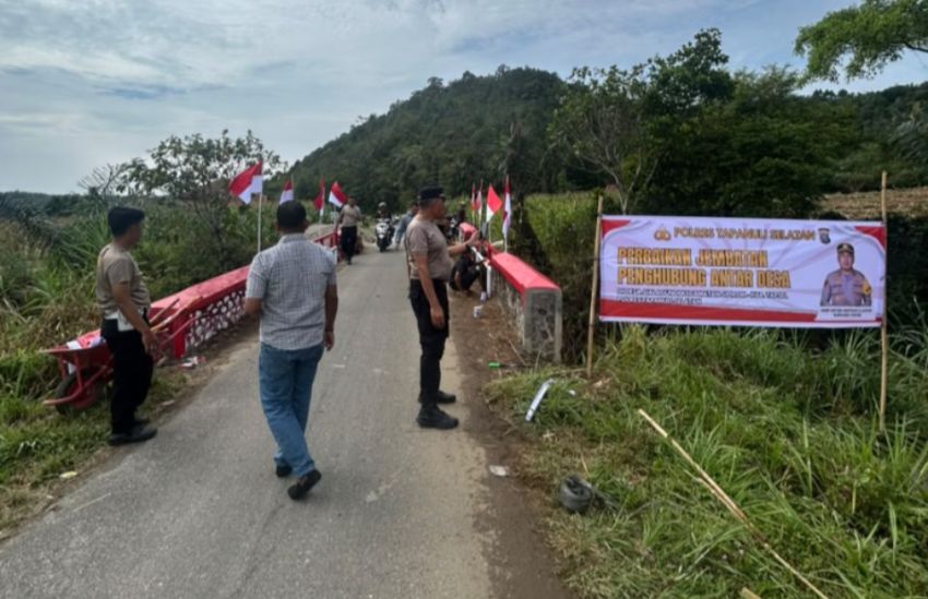 Polsek Sipirok dan Warga Sialagundi Gotong Royong Perbaiki Jembatan, Akses Antar Desa Kembali Aman