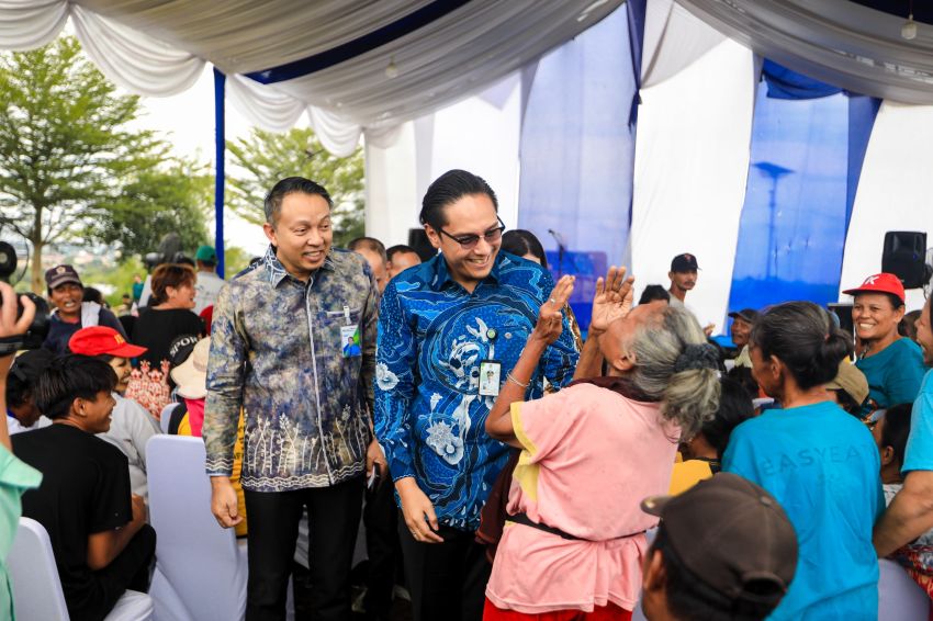 Demi Keluarga, 150 Penyelamat Lingkungan TPA Terjun Bertaruh Nyawa; Rico Waas Hadirkan Jaminan Perlindungan Sosial