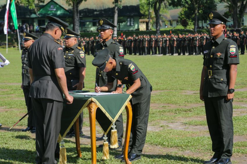 Upacara Penutupan Pendidikan Pertama Tamtama TNI AD Gelombang II TA 2026, di Lapangan Jenderal Soedirman Rindam I/Bukit Barisan