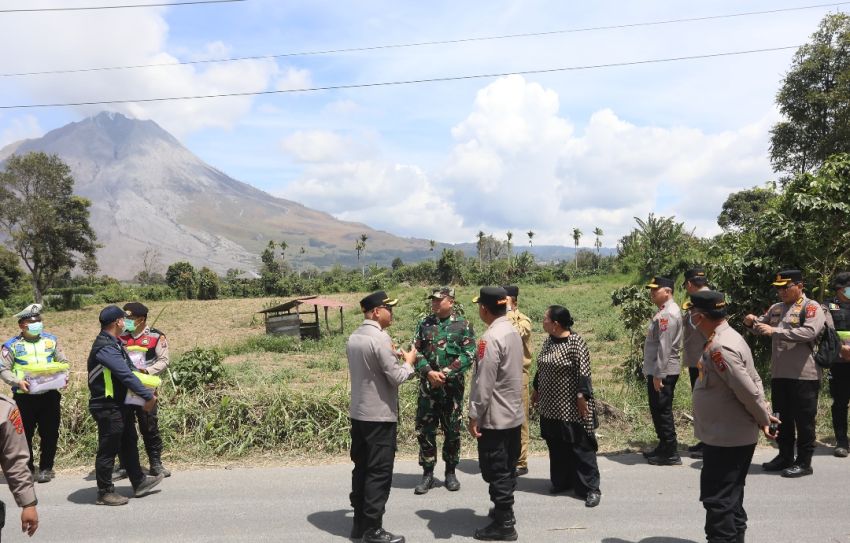 Kapolda Sumut Turun Langsung Pantau Kondisi Sinabung dan Kesiapan Personel Bantu Masyarakat di Karo