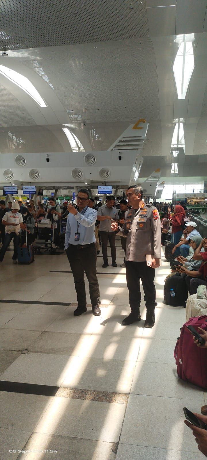 Polresta Deli Serdang Pantau Keamanan dan Berikan Pelayanan Kesehatan Kepada Penumpang Terdampak Pembatalan Penerbangan di Bandara Kualanamu