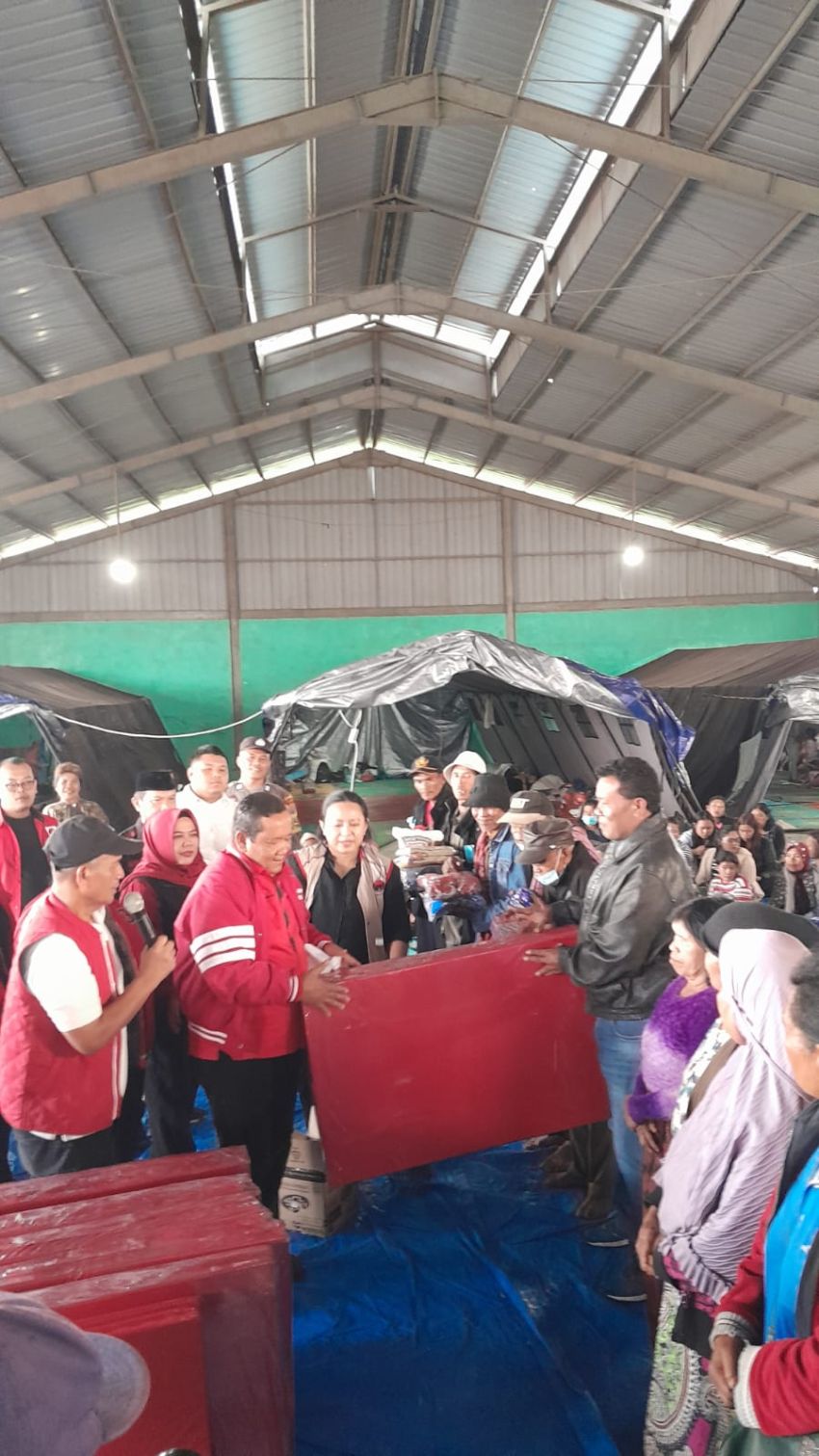 Bawa Ratusan Logistik Pengungsi Sinabung, Rapidin Simbolon Tegaskan PDI Perjuangan Hadir di Tengah Rakyat