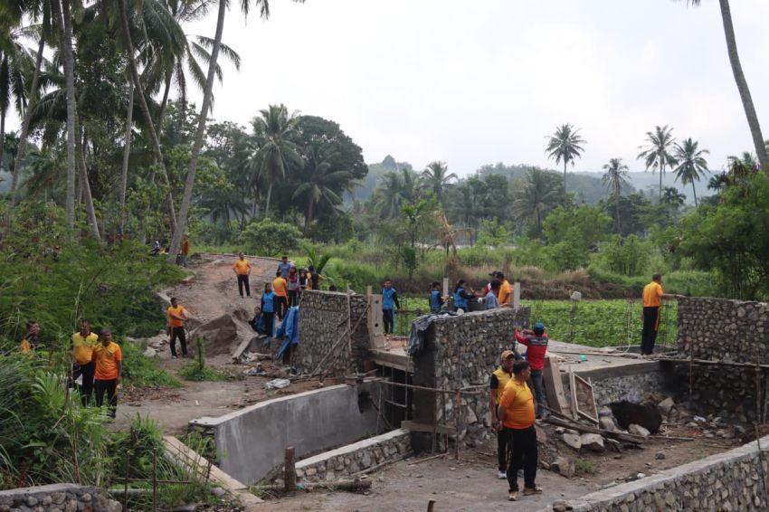 Jembatan Merah Putih Ujung Gurap Digarap Bersama, Polres Padangsidimpuan dan Warga Kompak Bergotong Royong