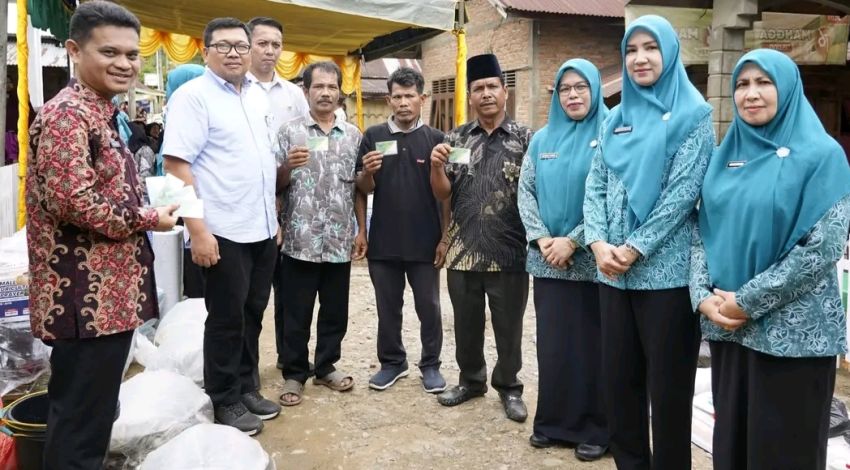 Kunjungan Kedesa Binaan,Pekerja Rentan Desa Parapat  Menerima Kartu BPJS Ketenagakerjaan
