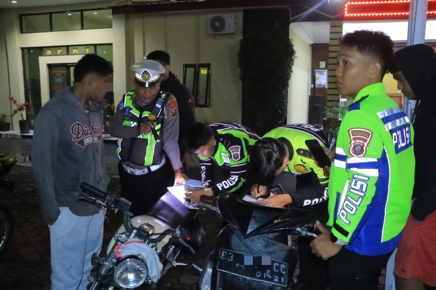 Patroli KRYD Polres Samosir Sikat Knalpot Brong, 17 Motor Ditilang