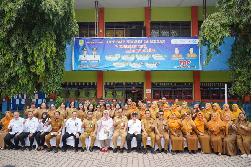 Mendikdasmen Abdul Mu&rsquo;ti dan Rico Waas Senam Bersama Siswa SMPN 1 Medan