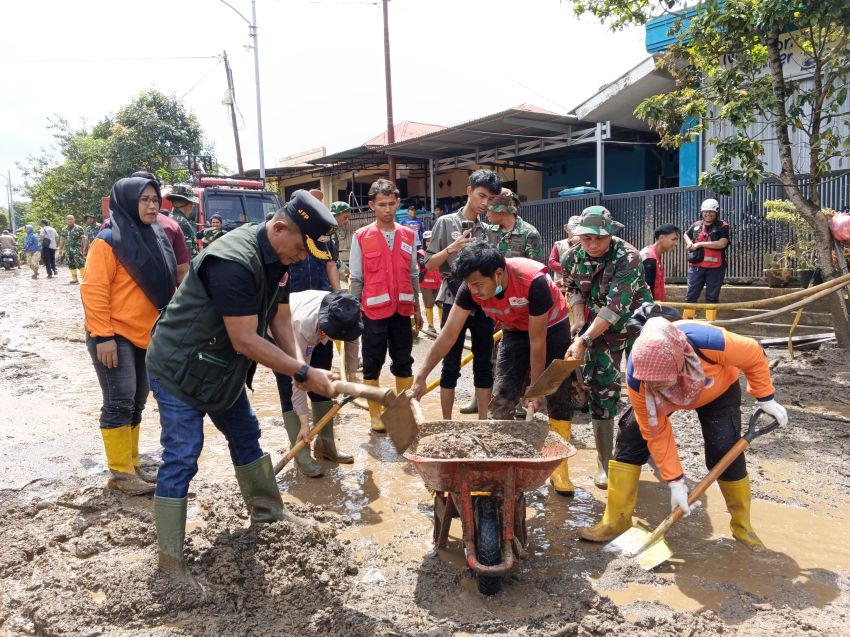 Bupati Solok Dr.(HC) Jon Firman Pandu, SH Meninjau Kondisi Masyarakat di Perumahan Nuansa Griya Arosuka.