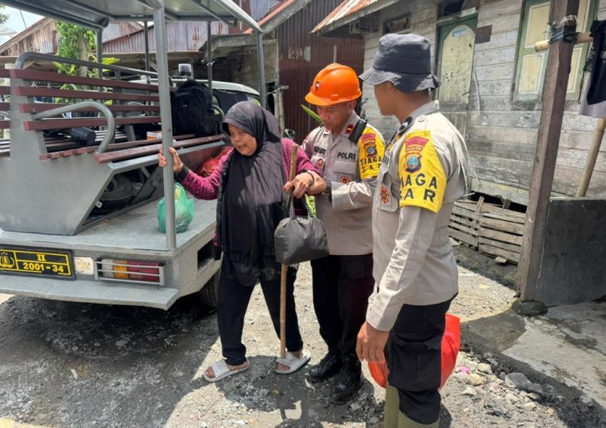 Tak Sekadar Mengamankan, Polres Karo dan Brimob Layani Mobilitas Warga Pengungsi Sinabung