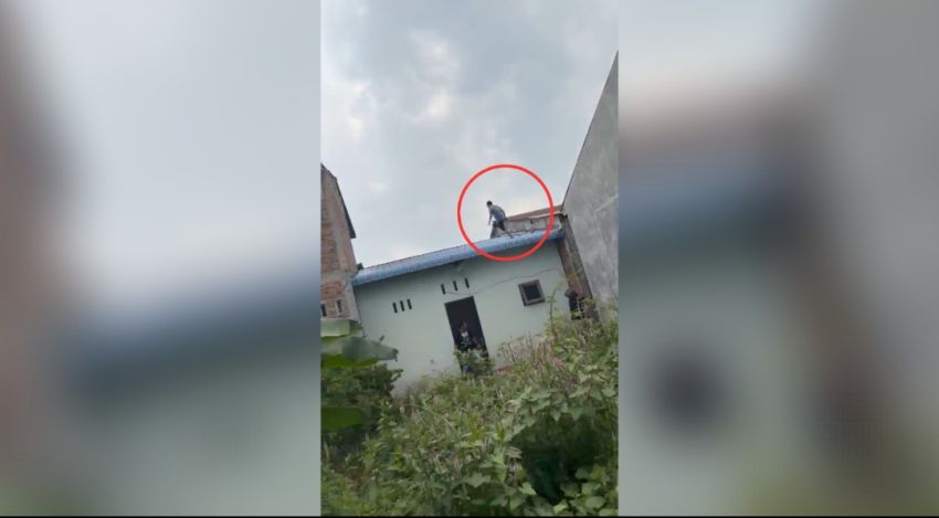 Satresnarkoba Polrestabes Medan Ringkus 2 &ldquo;Spiderman&rdquo; Lompati 10 Rumah Hingga Diciduk dengan Sejumlah Paket Sabu