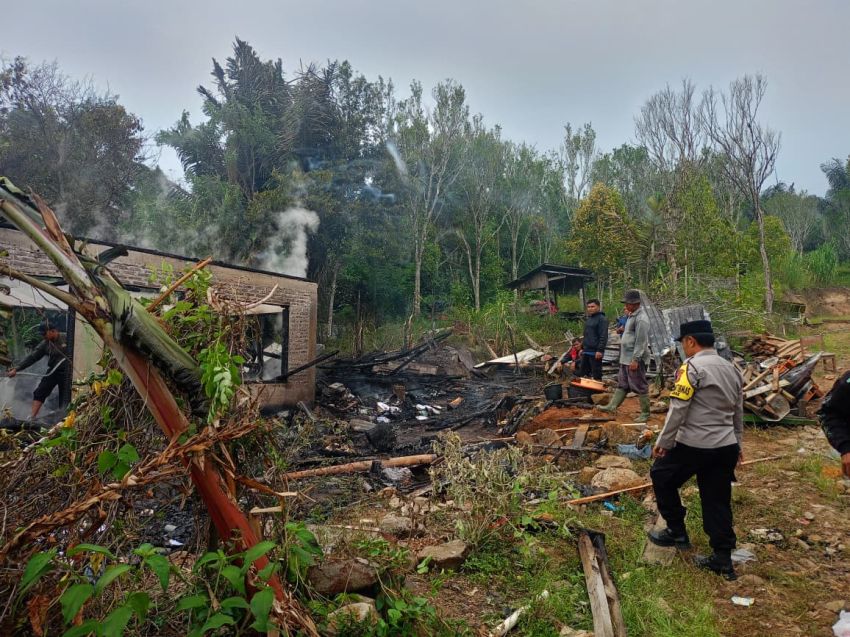 Diduga Korsleting, Siang Bolong Rumah Warga Sipirok Dilalap Api