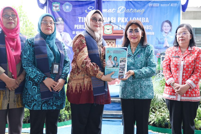 Ketua TP PKK menyambut kunjungan Tim Evaluasi Lomba PHBS di Kelurahan Pematang Marihat Kecamatan Siantar Marimbun