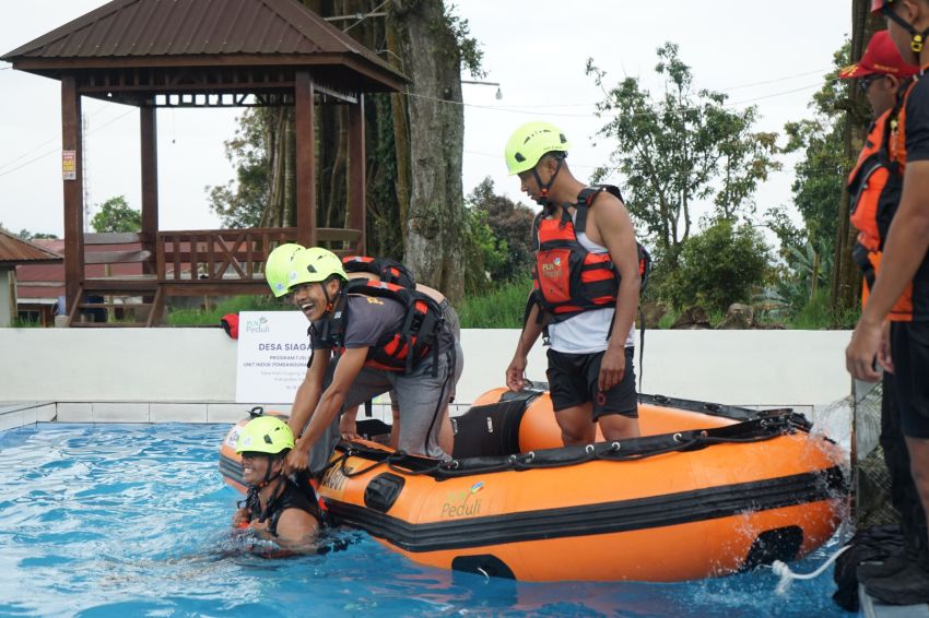 Penanganan Darurat Khusus di Air, Tutup Rangkaian Pelatihan Desa Siaga Bencana di Kuta Gugung